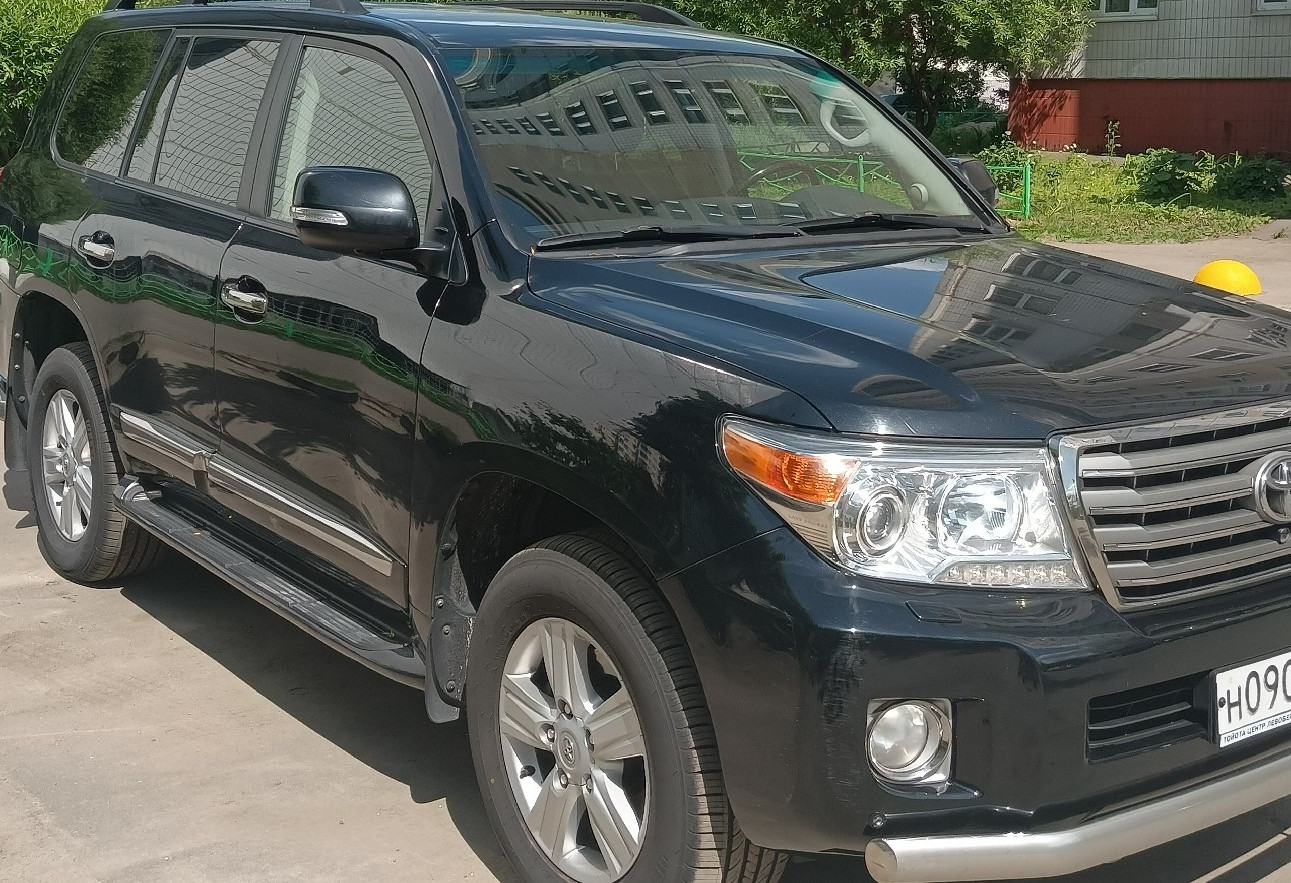 Аренда toyota land-cruiser-200 бизнес класса 2012 года в городе Москва Волгоградский проспект от 7200 руб./сутки, полный привод, двигатель: бензин, объем 4600 литров, ОСАГО (Мультидрайв), без водителя, недорого - RentRide