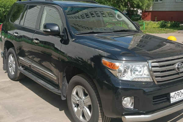 Прокат авто toyota land-cruiser-200 бизнес класса 2012 года в городе Москва Волгоградский проспект от 7200 руб./сутки, полный привод, двигатель: бензин, объем 4600 литров, ОСАГО (Мультидрайв), без водителя, недорого - RentRide