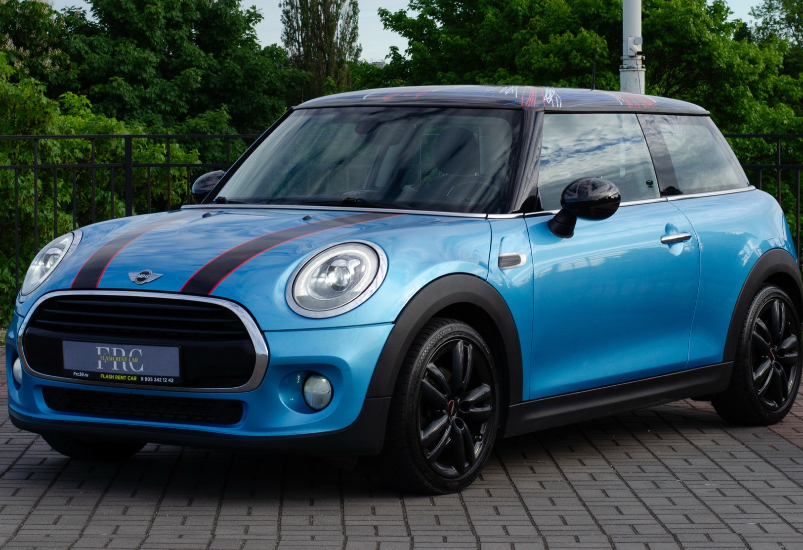 Аренда mini cooper бизнес класса 2017 года в городе Москва от 5112 руб./сутки, передний привод, двигатель: бензин, объем 1.5 литров, каско (Впишу в полис), ОСАГО (Мультидрайв), без водителя, недорого - RentRide