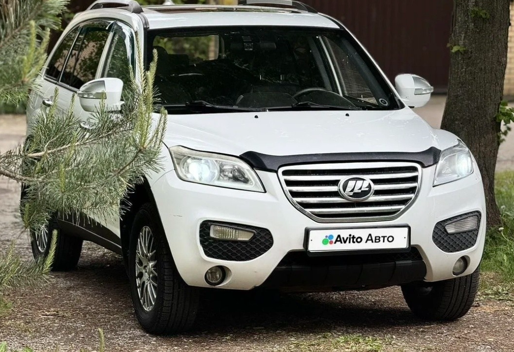 Аренда lifan x60 эконом класса 2015 года в городе Москва Бауманская от 2000 руб./сутки, передний привод, двигатель: бензин, объем 1.8 литров, ОСАГО (Впишу в полис), без водителя, недорого, вид 3 - RentRide