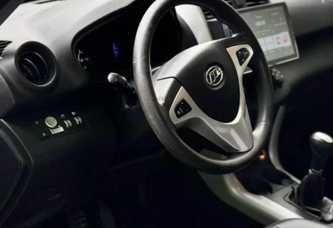 Аренда lifan x60 эконом класса 2015 года в городе Москва Бауманская от 2000 руб./сутки, передний привод, двигатель: бензин, объем 1.8 литров, ОСАГО (Впишу в полис), без водителя, недорого, вид 5 - RentRide