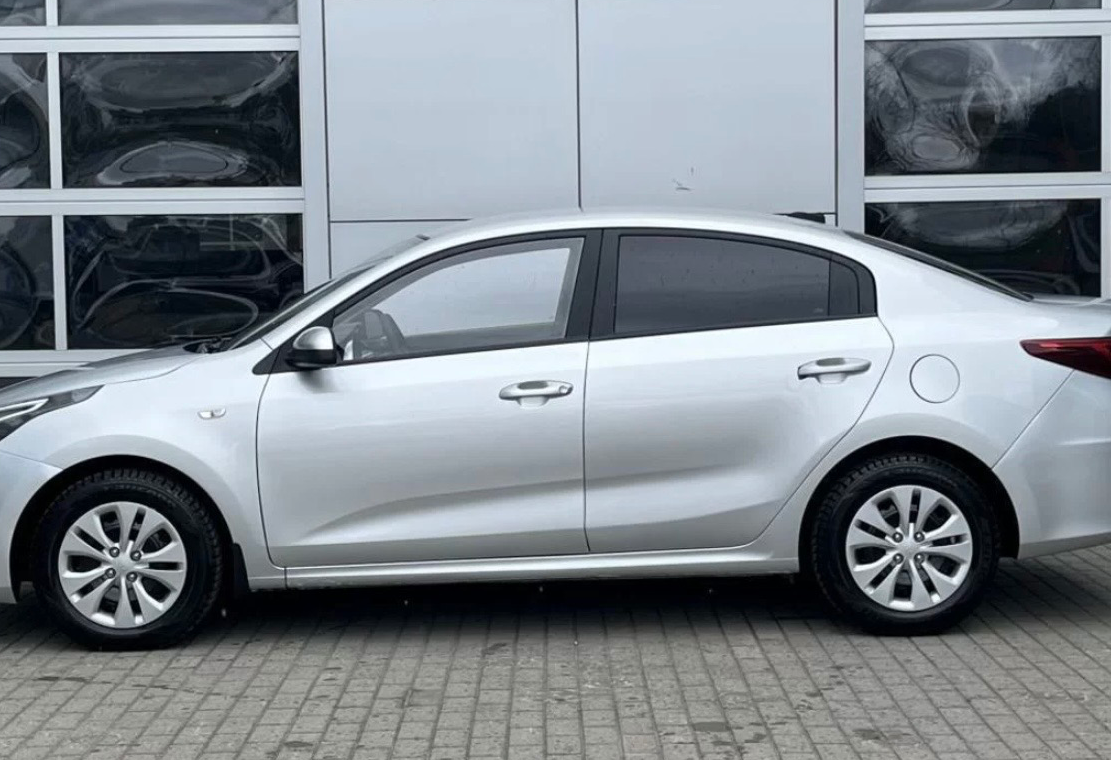 Аренда kia rio эконом класса 2020 года в городе Москва Саларьево от 2800 руб./сутки, передний привод, двигатель: бензин, объем 1.6 литров, ОСАГО (Мультидрайв), без водителя, недорого, вид 3 - RentRide