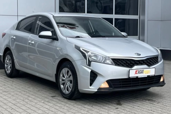 Прокат авто kia rio эконом класса 2020 года в городе Москва Саларьево от 2800 руб./сутки, передний привод, двигатель: бензин, объем 1.6 литров, ОСАГО (Мультидрайв), без водителя, недорого - RentRide
