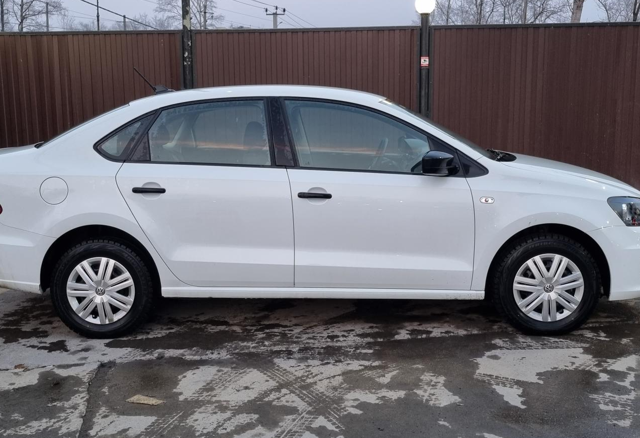 Аренда volkswagen polo эконом класса 2019 года в городе Москва Аминьевская от 800 руб./сутки, передний привод, двигатель: бензин, объем 1.6 литров, ОСАГО (Впишу в полис), без водителя, недорого, вид 2 - RentRide