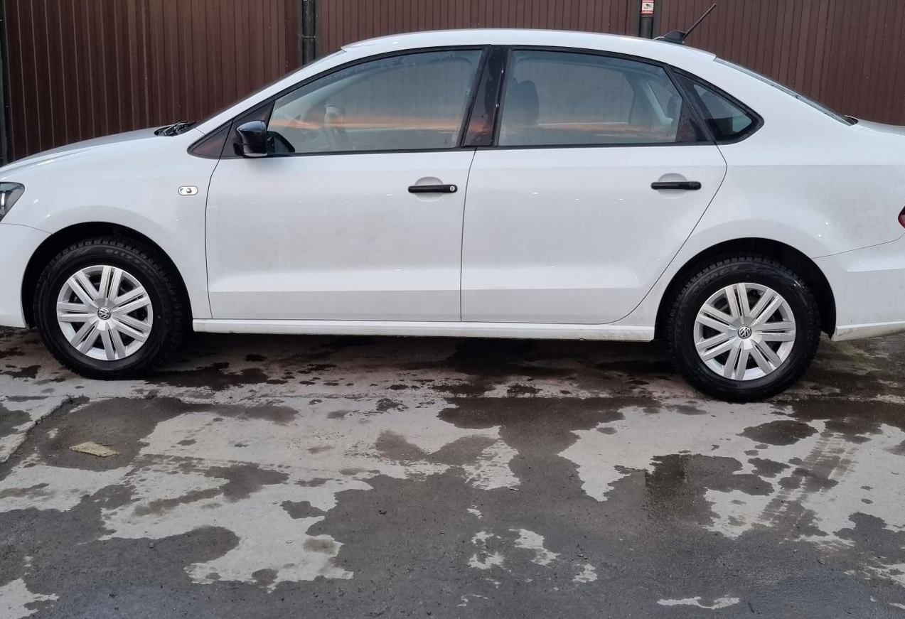 Аренда volkswagen polo эконом класса 2019 года в городе Москва Аминьевская от 800 руб./сутки, передний привод, двигатель: бензин, объем 1.6 литров, ОСАГО (Впишу в полис), без водителя, недорого, вид 3 - RentRide