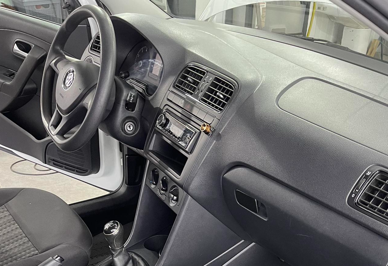 Аренда volkswagen polo эконом класса 2019 года в городе Москва Аминьевская от 800 руб./сутки, передний привод, двигатель: бензин, объем 1.6 литров, ОСАГО (Впишу в полис), без водителя, недорого, вид 4 - RentRide