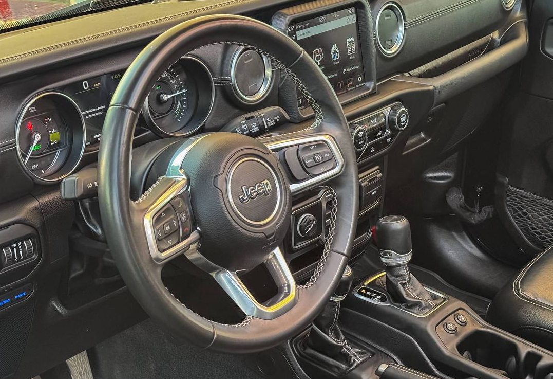 Аренда jeep wrangler бизнес класса 2021 года в городе Москва от 12000 руб./сутки, полный привод, двигатель: гибрид, объем 2 литра, ОСАГО (Мультидрайв), без водителя, недорого, вид 3 - RentRide