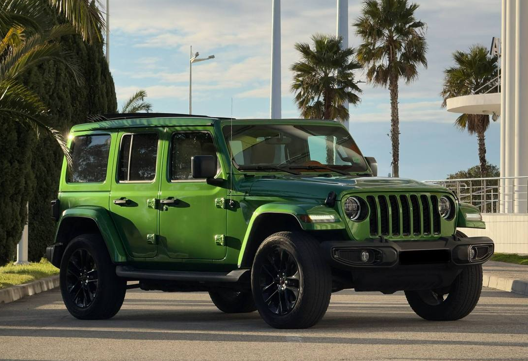 Аренда jeep wrangler бизнес класса 2021 года в городе Москва от 12000 руб./сутки, полный привод, двигатель: гибрид, объем 2 литра, ОСАГО (Мультидрайв), без водителя, недорого - RentRide