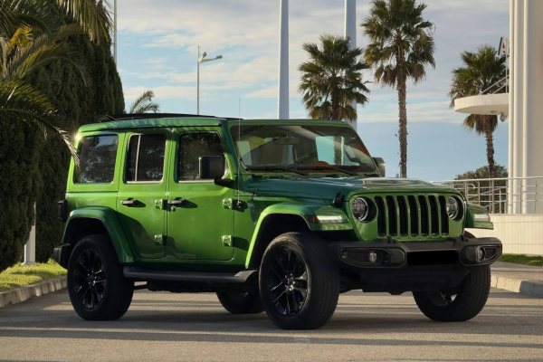 Прокат авто jeep wrangler бизнес класса 2021 года в городе Сочи от 12000 руб./сутки, полный привод, двигатель: гибрид, объем 2 литра, ОСАГО (Мультидрайв), без водителя, недорого - RentRide