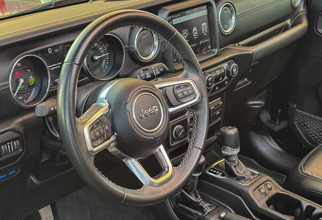 Аренда jeep wrangler бизнес класса 2022 года в городе Москва от 12000 руб./сутки, полный привод, двигатель: гибрид, объем 2 литра, ОСАГО (Мультидрайв), без водителя, недорого, вид 3 - RentRide
