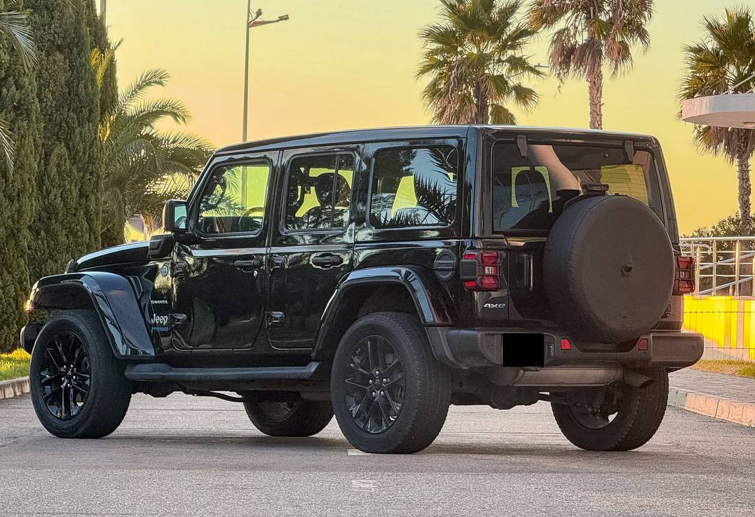 Аренда jeep wrangler бизнес класса 2022 года в городе Москва от 12000 руб./сутки, полный привод, двигатель: гибрид, объем 2 литра, ОСАГО (Мультидрайв), без водителя, недорого, вид 2 - RentRide