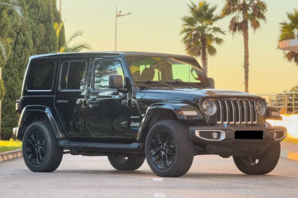Прокат авто jeep wrangler бизнес класса 2022 года в городе Сочи от 12000 руб./сутки, полный привод, двигатель: гибрид, объем 2 литра, ОСАГО (Мультидрайв), без водителя, недорого - RentRide