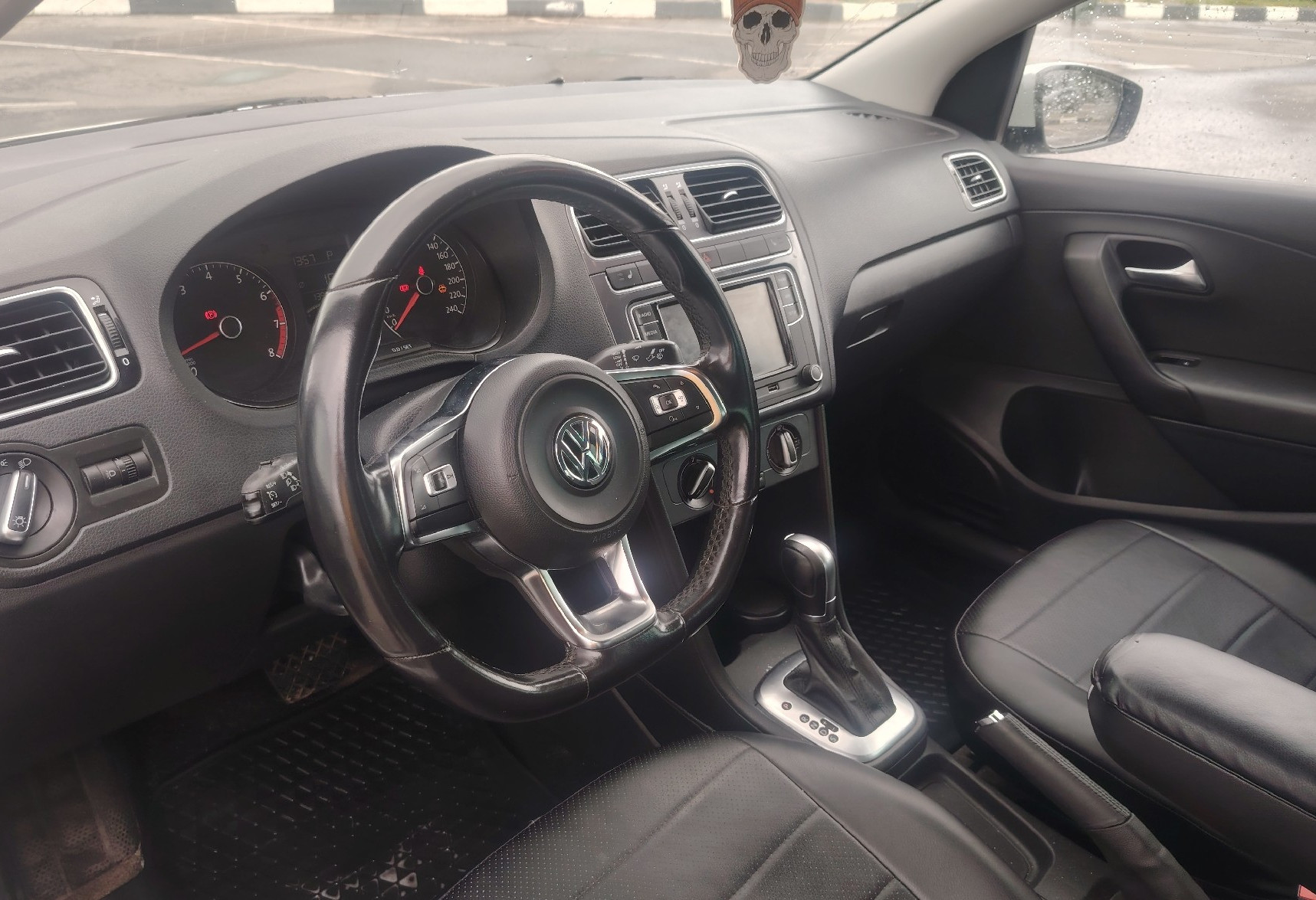 Аренда volkswagen polo эконом класса 2019 года в городе Москва Домодедовская от 1920 руб./сутки, передний привод, двигатель: бензин, объем 1.6 литров, ОСАГО (Мультидрайв), без водителя, недорого, вид 9 - RentRide