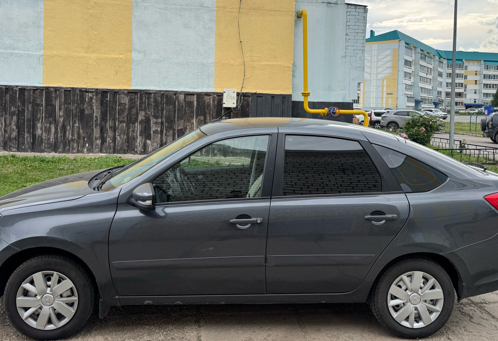 Аренда lada granta эконом класса 2018 года в городе Москва от 2400 руб./сутки, передний привод, двигатель: бензин, объем 1.6 литров, ОСАГО (Впишу в полис), без водителя, недорого, вид 2 - RentRide