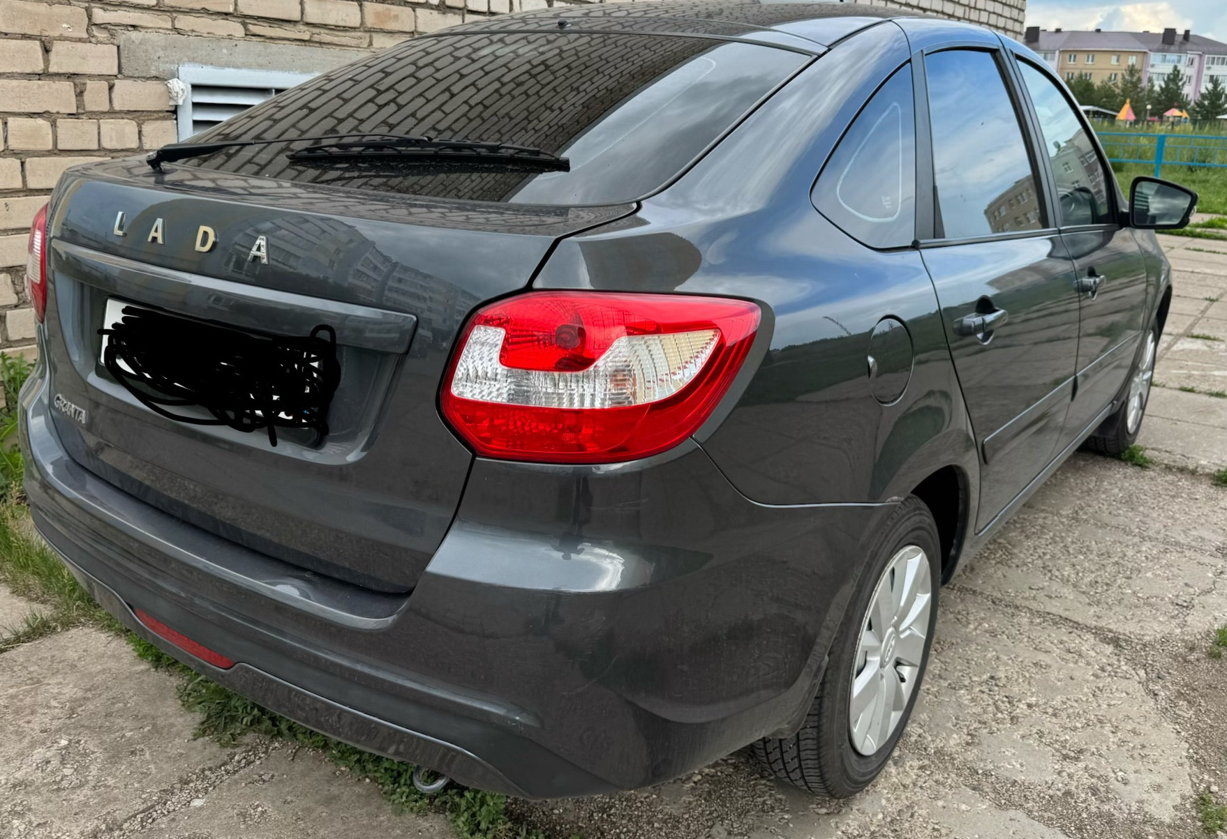 Аренда lada granta эконом класса 2018 года в городе Москва от 2400 руб./сутки, передний привод, двигатель: бензин, объем 1.6 литров, ОСАГО (Впишу в полис), без водителя, недорого, вид 3 - RentRide