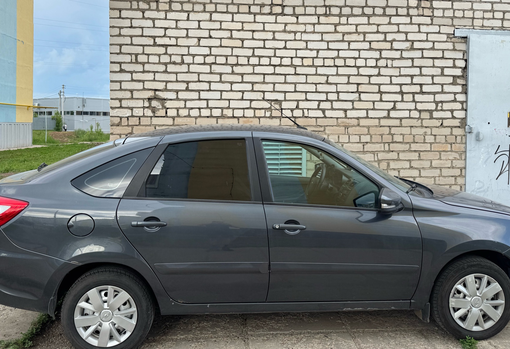 Аренда lada granta эконом класса 2018 года в городе Москва от 2400 руб./сутки, передний привод, двигатель: бензин, объем 1.6 литров, ОСАГО (Впишу в полис), без водителя, недорого - RentRide