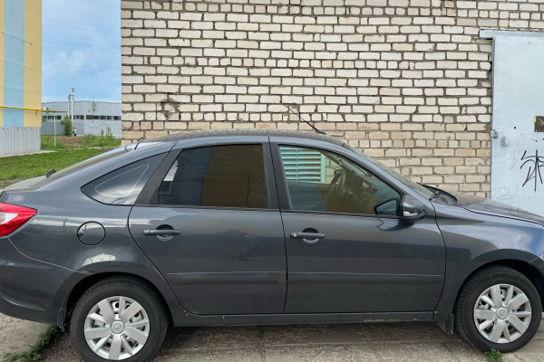 Прокат авто lada granta эконом класса 2018 года в городе Казань от 2400 руб./сутки, передний привод, двигатель: бензин, объем 1.6 литров, ОСАГО (Впишу в полис), без водителя, недорого - RentRide
