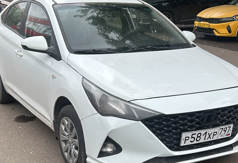 Аренда hyundai solaris эконом класса 2021 года в городе Москва Парк культуры от 2000 руб./сутки, передний привод, двигатель: бензин, объем 1.6 литров, ОСАГО (Впишу в полис), без водителя, недорого - RentRide