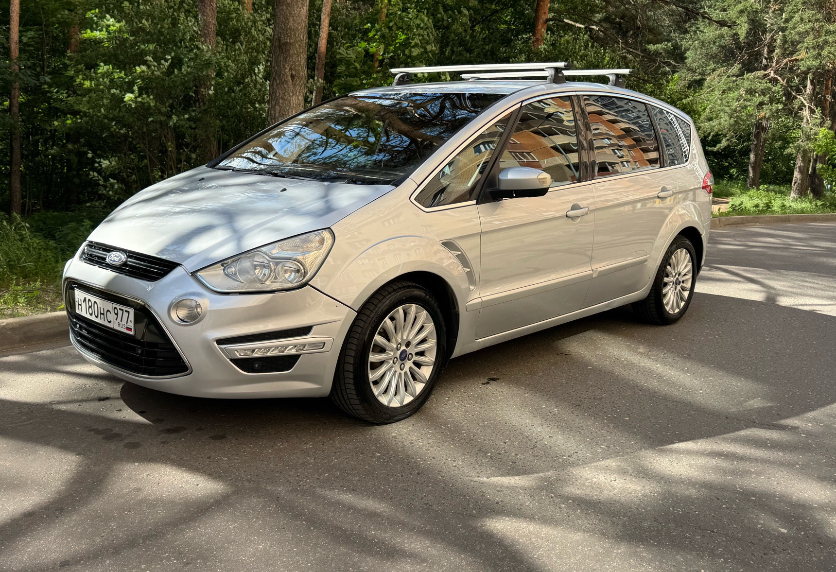Аренда ford s-max 2011 года в городе Москва Котельники от 2800 руб./сутки, передний привод, двигатель: бензин, объем 2 литра, ОСАГО (Мультидрайв), без водителя, недорого - RentRide