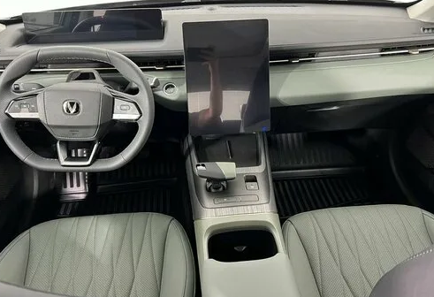 Аренда changan lamore бизнес класса 2023 года в городе Москва от 5440 руб./сутки, передний привод, двигатель: бензин, объем 1.5 литров, каско (Мультидрайв), ОСАГО (Мультидрайв), без водителя, недорого, вид 3 - RentRide