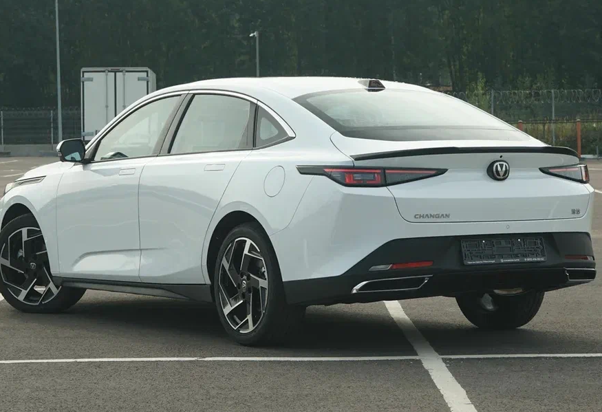 Аренда changan lamore бизнес класса 2023 года в городе Москва от 5440 руб./сутки, передний привод, двигатель: бензин, объем 1.5 литров, каско (Мультидрайв), ОСАГО (Мультидрайв), без водителя, недорого, вид 2 - RentRide