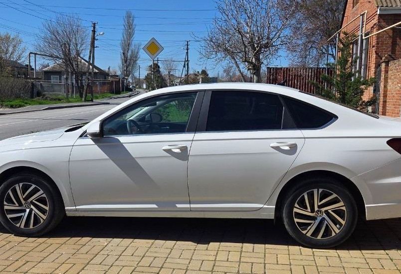Аренда volkswagen lavida комфорт класса 2022 года в городе Москва от 3200 руб./сутки, передний привод, двигатель: бензин, объем 1.4 литра, ОСАГО (Мультидрайв), без водителя, недорого, вид 4 - RentRide