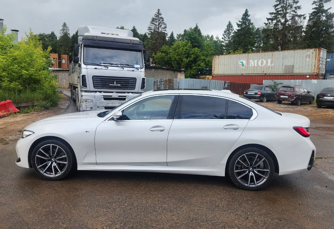 Аренда bmw bmw бизнес класса 2023 года в городе Москва Щелковская от 6400 руб./сутки, задний привод, двигатель: бензин, объем 2 литра, ОСАГО (Мультидрайв), без водителя, недорого - RentRide