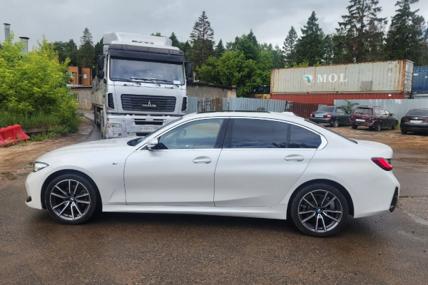 Прокат авто bmw bmw бизнес класса 2023 года в городе Москва Щелковская от 6400 руб./сутки, задний привод, двигатель: бензин, объем 2 литра, ОСАГО (Мультидрайв), без водителя, недорого - RentRide