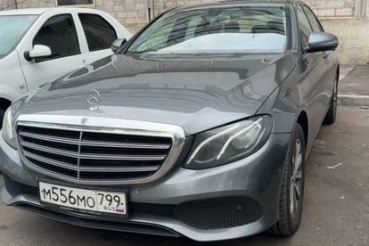 Прокат авто mercedes-benz e-klass бизнес класса 2018 года в городе Москва Нагорная от 7992 руб./сутки, полный привод, двигатель: бензин, объем 2 литра, без водителя, недорого - RentRide