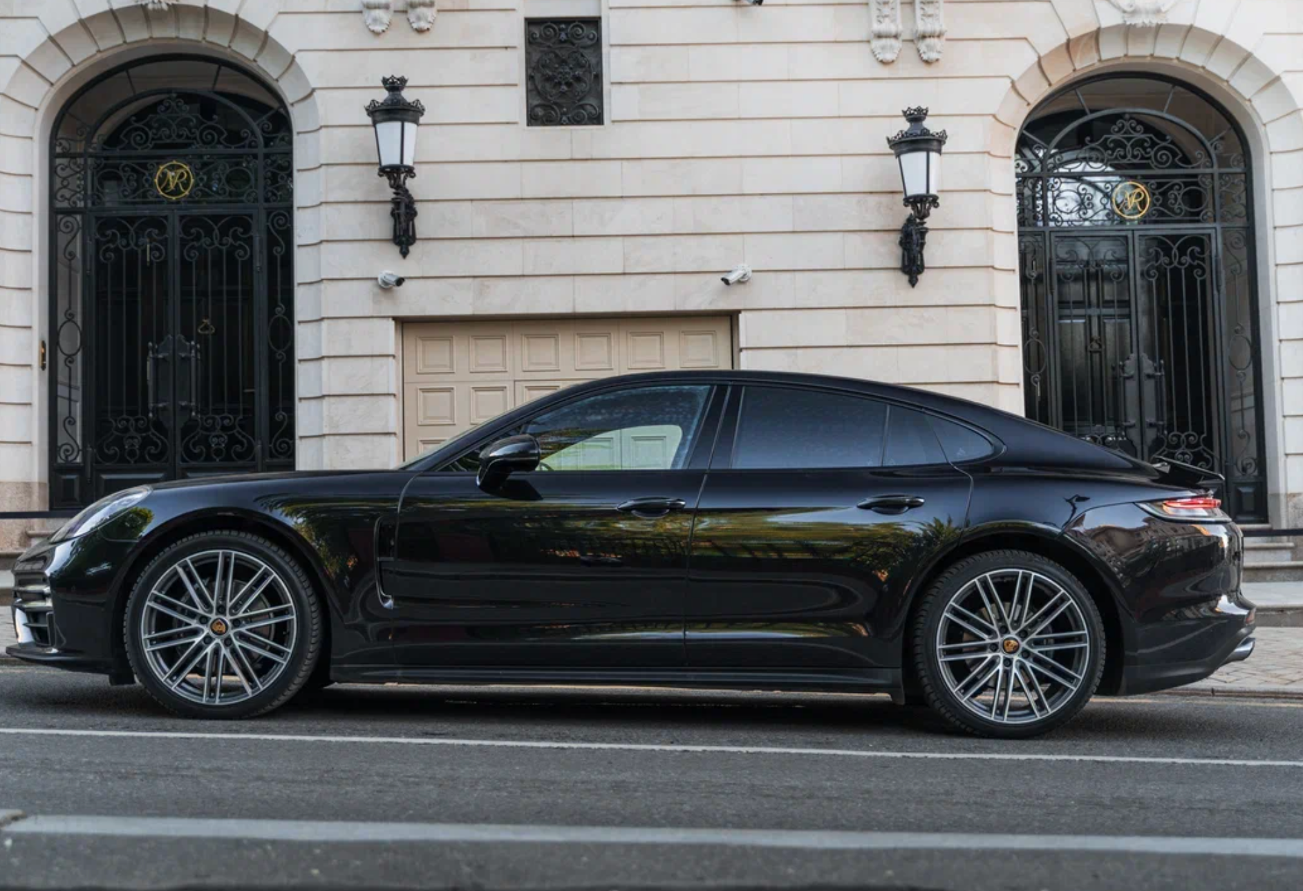 Аренда porsche panamera премиум класса 2021 года в городе Москва Спортивная от 21600 руб./сутки, полный привод, двигатель: бензин, объем 2.9 литров, каско (Мультидрайв), ОСАГО (Мультидрайв), без водителя, недорого, вид 2 - RentRide