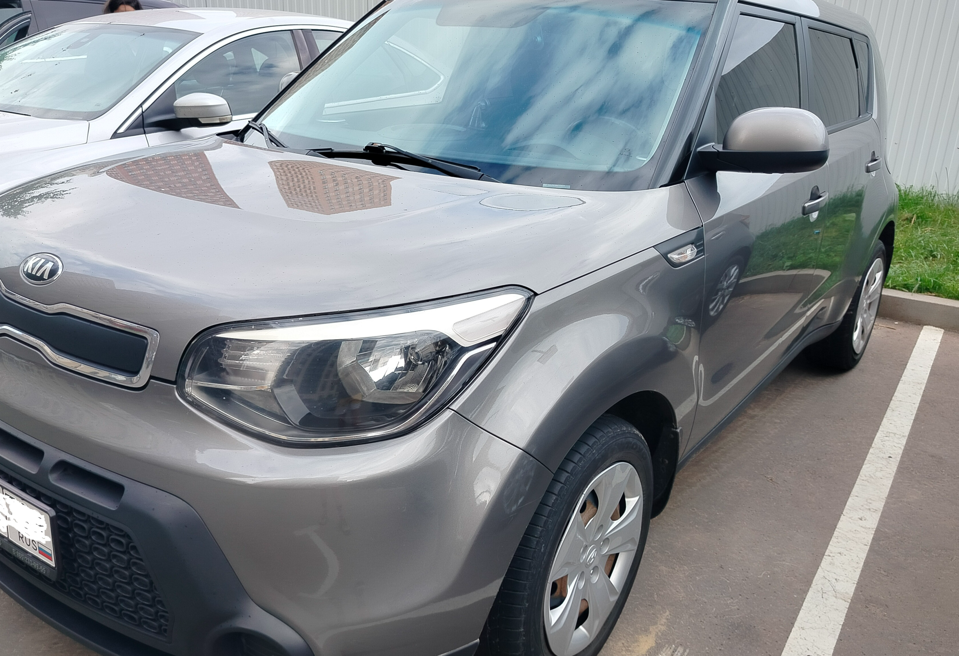 Аренда kia soul эконом класса 2015 года в городе Москва Аминьевская от 2800 руб./сутки, передний привод, двигатель: бензин, объем 1.6 литров, ОСАГО (Впишу в полис), без водителя, недорого - RentRide