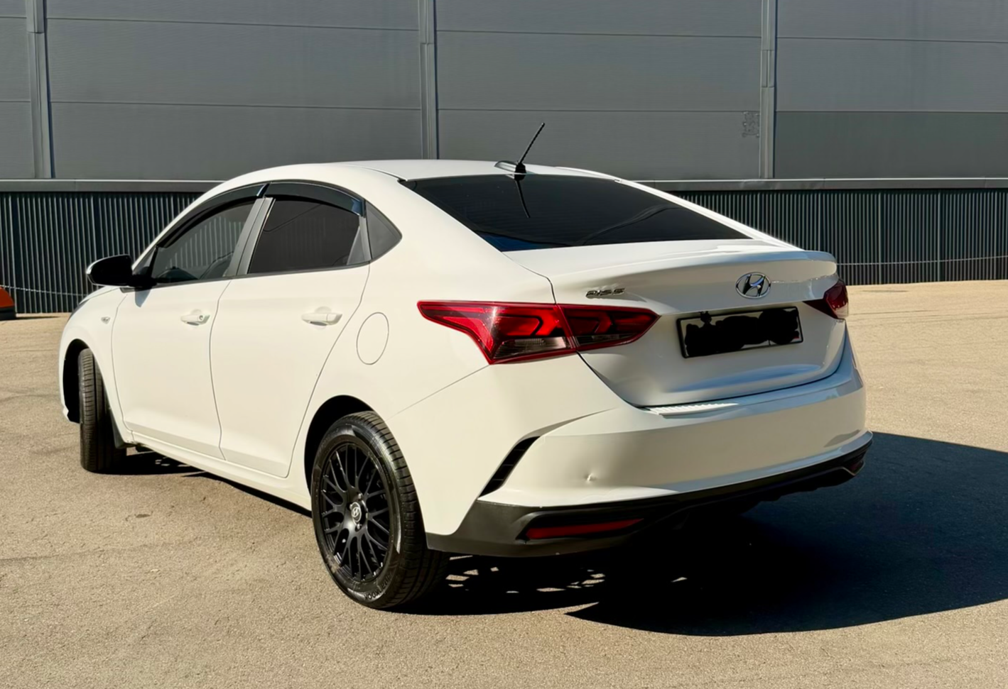 Аренда hyundai solaris эконом класса 2021 года в городе Москва Саларьево от 2150 руб./сутки, передний привод, двигатель: бензин, объем 1.6 литров, ОСАГО (Мультидрайв), без водителя, недорого, вид 2 - RentRide