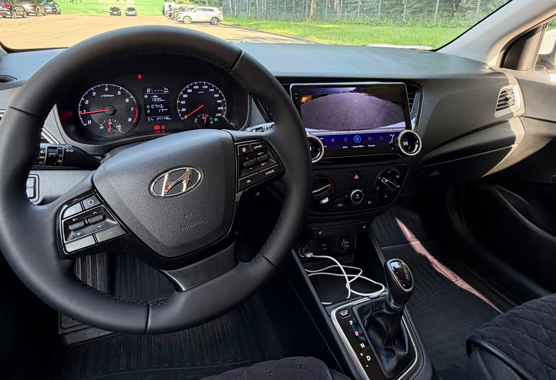 Аренда hyundai solaris эконом класса 2021 года в городе Москва Саларьево от 2150 руб./сутки, передний привод, двигатель: бензин, объем 1.6 литров, ОСАГО (Мультидрайв), без водителя, недорого, вид 5 - RentRide