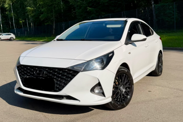 Прокат авто hyundai solaris эконом класса 2021 года в городе Москва Саларьево от 2250 руб./сутки, передний привод, двигатель: бензин, объем 1.6 литров, ОСАГО (Мультидрайв), без водителя, недорого - RentRide