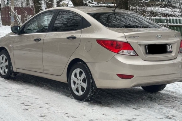 Прокат авто hyundai solaris эконом класса 2014 года в городе Москва Перово от 1680 руб./сутки, передний привод, двигатель: бензин, объем 1.6 литров, каско (Впишу в полис), ОСАГО (Мультидрайв), без водителя, недорого - RentRide