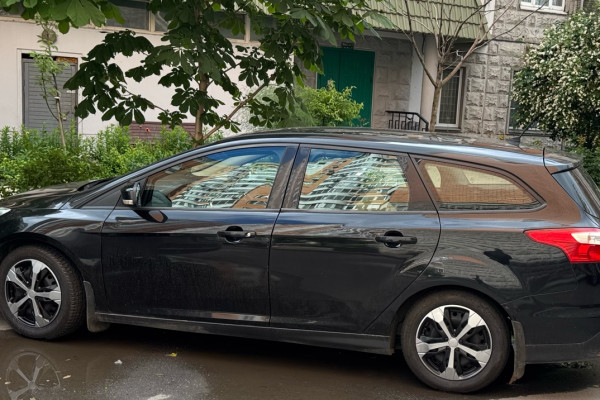 Прокат авто ford focus эконом класса 2012 года в городе Москва Электрозаводская от 2400 руб./сутки, задний привод, двигатель: бензин, объем 1.6 литров, ОСАГО (Впишу в полис), без водителя, недорого - RentRide