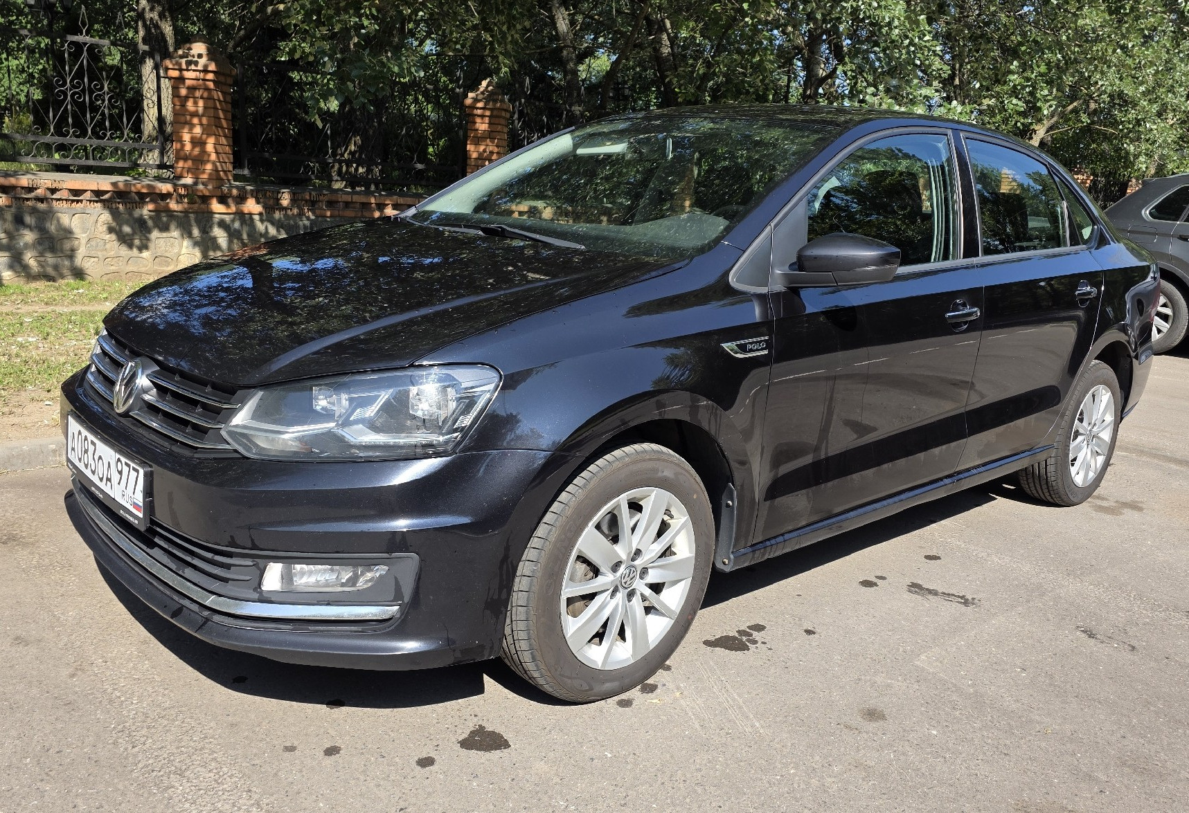Аренда volkswagen polo эконом класса 2018 года в городе Москва Каширская от 2300 руб./сутки, задний привод, двигатель: бензин, объем 1.6 литров, ОСАГО (Впишу в полис), без водителя, недорого - RentRide