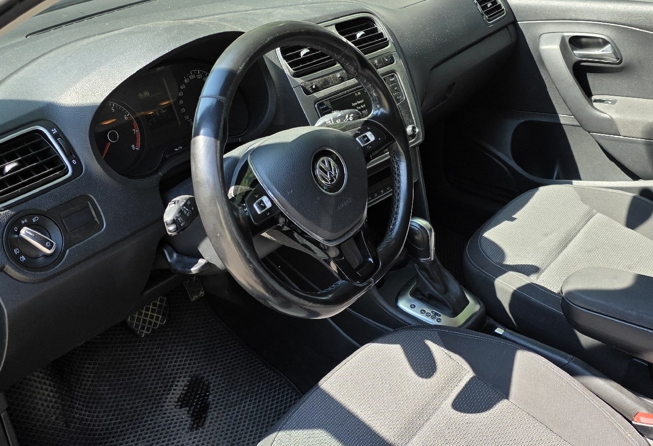 Аренда volkswagen polo эконом класса 2018 года в городе Москва Каширская от 2300 руб./сутки, задний привод, двигатель: бензин, объем 1.6 литров, ОСАГО (Впишу в полис), без водителя, недорого, вид 4 - RentRide