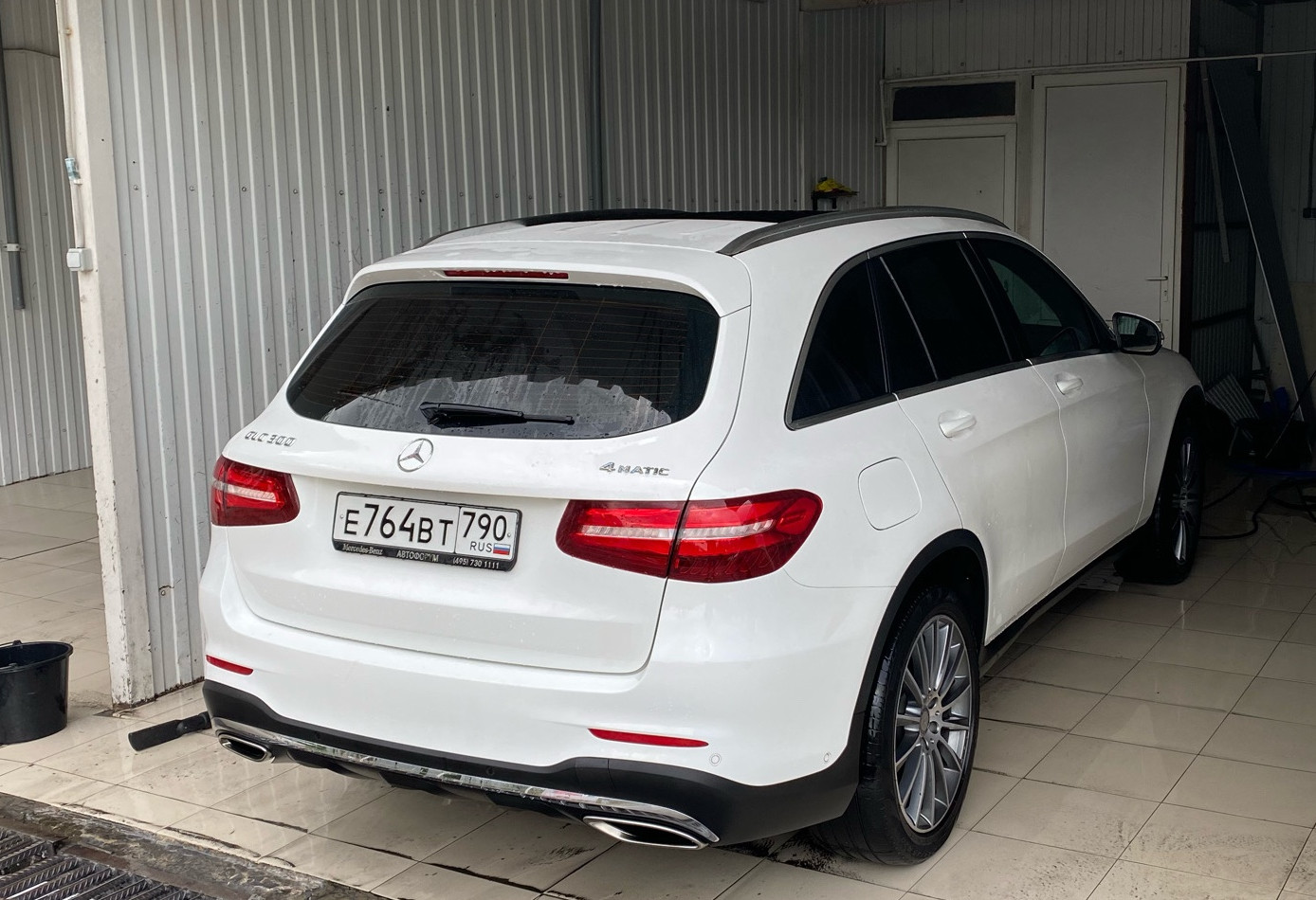 Аренда mercedes-benz glc бизнес класса 2015 года в городе Москва Новослободская от 7999 руб./сутки, полный привод, двигатель: бензин, объем 2 литра, ОСАГО (Впишу в полис), без водителя, недорого, вид 2 - RentRide