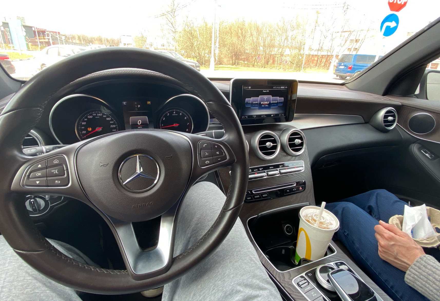 Аренда mercedes-benz glc бизнес класса 2015 года в городе Москва Новослободская от 7999 руб./сутки, полный привод, двигатель: бензин, объем 2 литра, ОСАГО (Впишу в полис), без водителя, недорого, вид 3 - RentRide