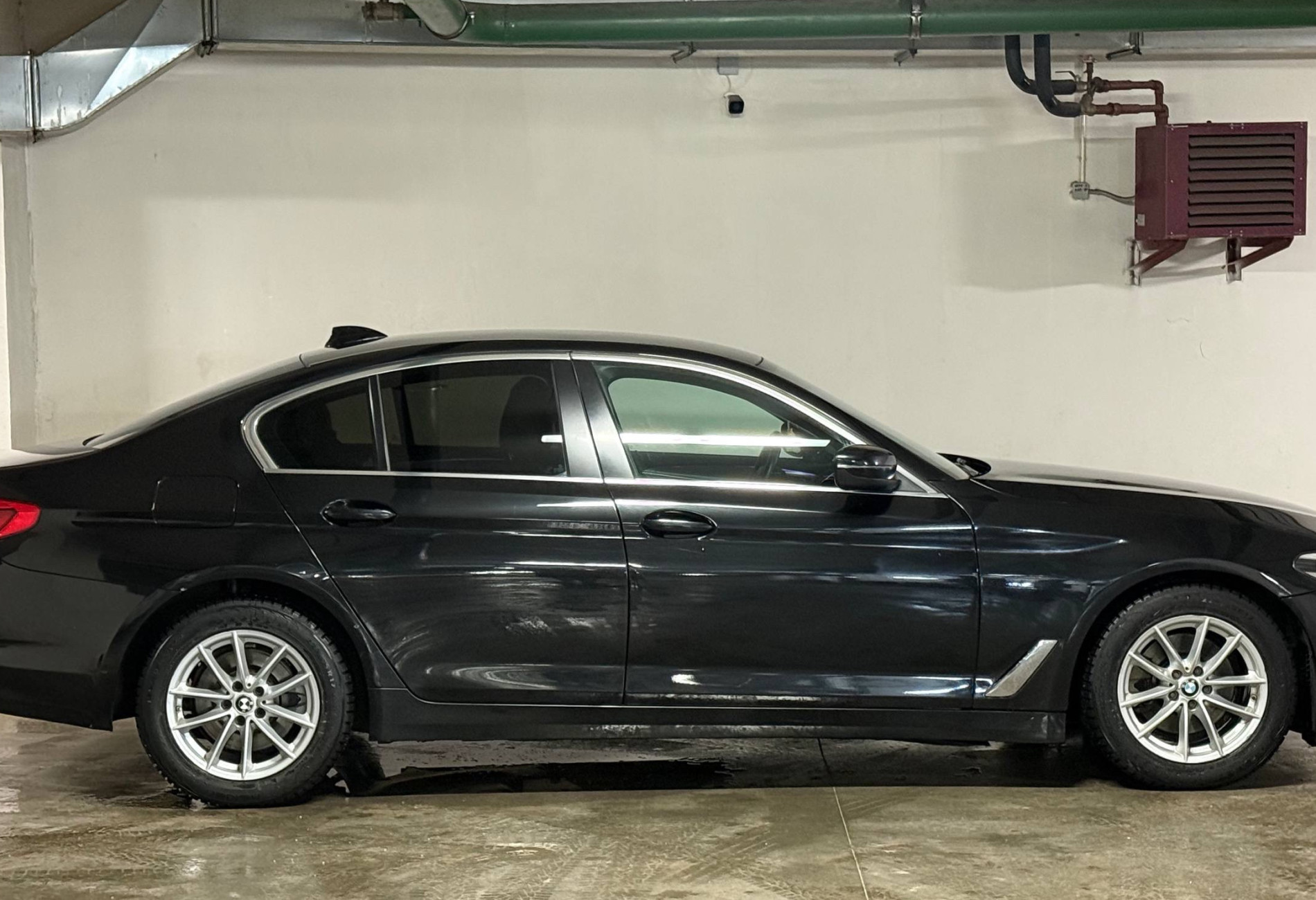 Аренда bmw 5-serii бизнес класса 2018 года в городе Москва Нагорная от 7192 руб./сутки, задний привод, двигатель: бензин, объем 2 литра, ОСАГО (Впишу в полис), без водителя, недорого, вид 4 - RentRide
