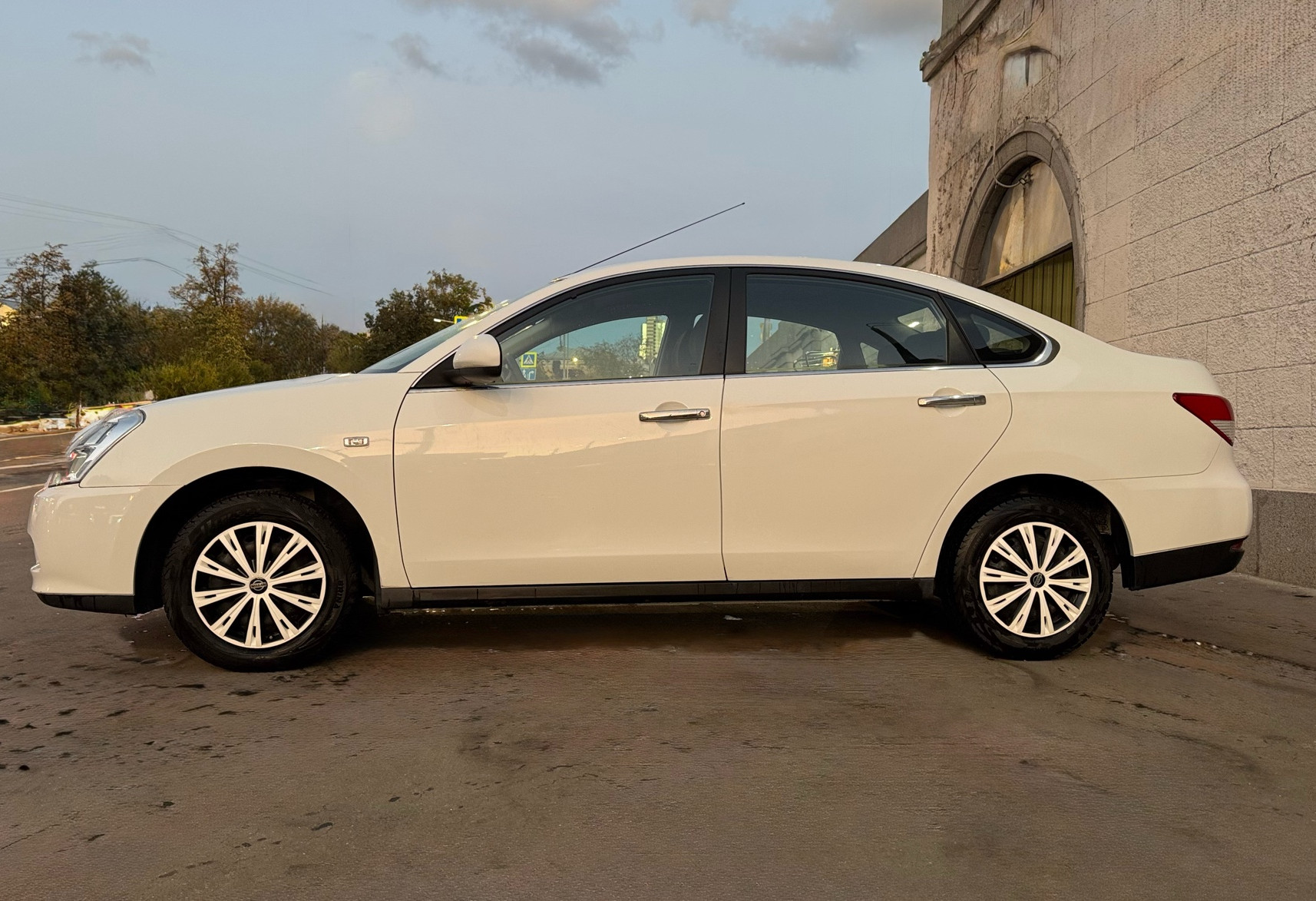 Аренда nissan almera эконом класса 2014 года в городе Москва Электрозаводская от 1900 руб./сутки, передний привод, двигатель: бензин, объем 1.6 литров, ОСАГО (Впишу в полис), без водителя, недорого - RentRide