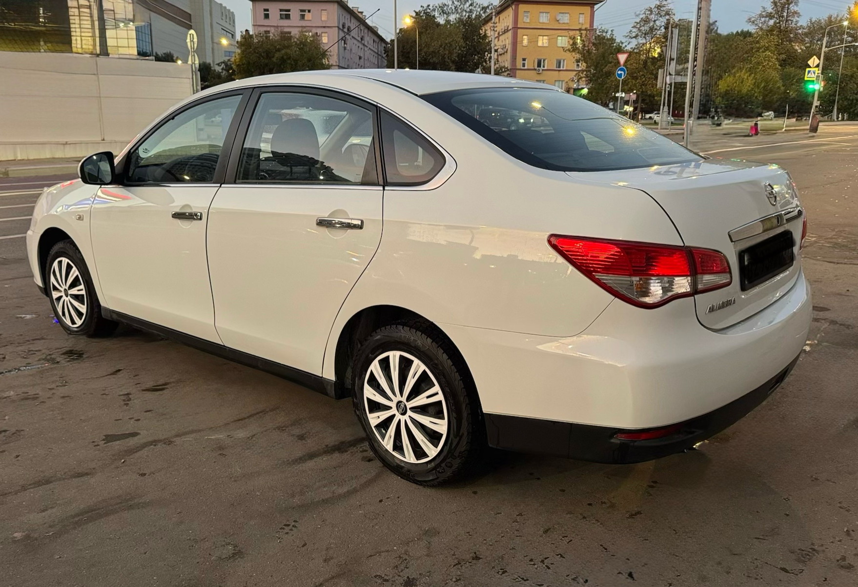 Аренда nissan almera эконом класса 2014 года в городе Москва Электрозаводская от 1900 руб./сутки, передний привод, двигатель: бензин, объем 1.6 литров, ОСАГО (Впишу в полис), без водителя, недорого, вид 6 - RentRide