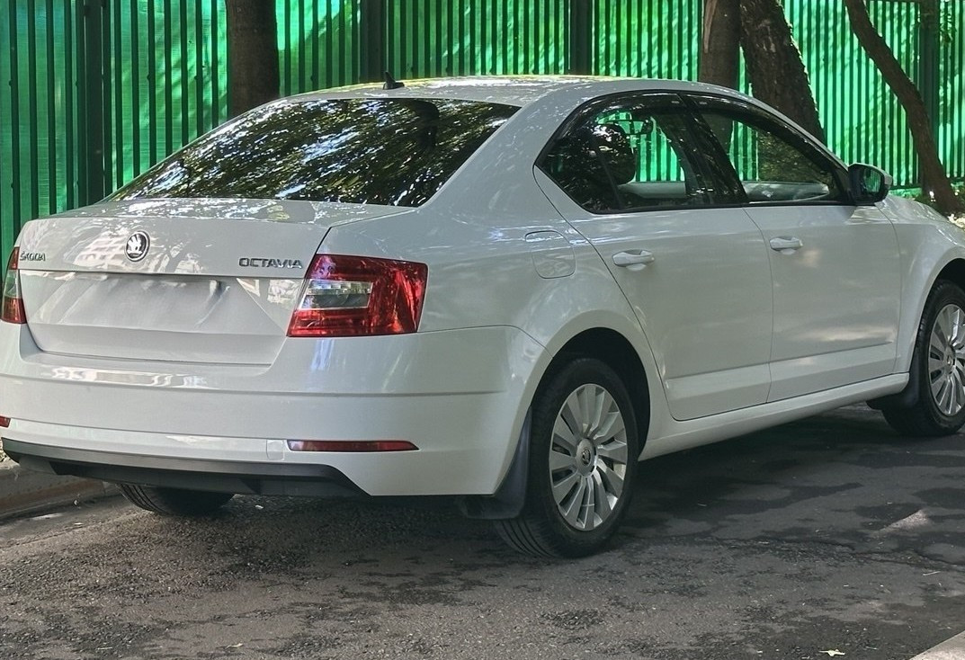Аренда skoda octavia эконом класса 2017 года в городе Москва Нагорная от 3999 руб./сутки, передний привод, двигатель: бензин, объем 1.6 литров, ОСАГО (Впишу в полис), без водителя, недорого, вид 2 - RentRide
