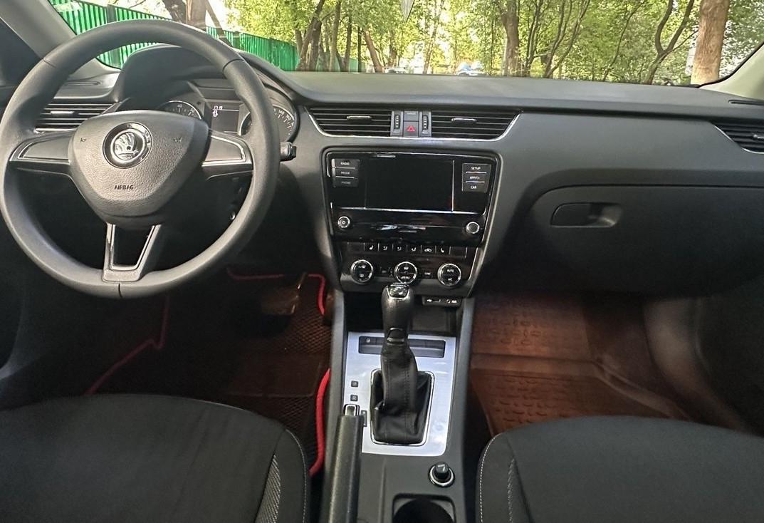 Аренда skoda octavia эконом класса 2017 года в городе Москва Нагорная от 3999 руб./сутки, передний привод, двигатель: бензин, объем 1.6 литров, ОСАГО (Впишу в полис), без водителя, недорого, вид 5 - RentRide