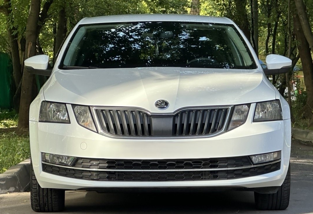 Аренда skoda octavia эконом класса 2017 года в городе Москва Нагорная от 3999 руб./сутки, передний привод, двигатель: бензин, объем 1.6 литров, ОСАГО (Впишу в полис), без водителя, недорого, вид 3 - RentRide