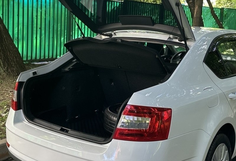 Аренда skoda octavia эконом класса 2017 года в городе Москва Нагорная от 3999 руб./сутки, передний привод, двигатель: бензин, объем 1.6 литров, ОСАГО (Впишу в полис), без водителя, недорого, вид 4 - RentRide