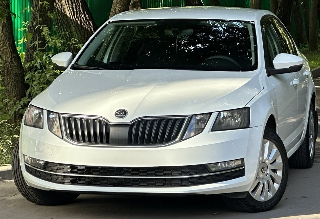 Аренда skoda octavia эконом класса 2017 года в городе Москва Нагорная от 3999 руб./сутки, передний привод, двигатель: бензин, объем 1.6 литров, ОСАГО (Впишу в полис), без водителя, недорого - RentRide