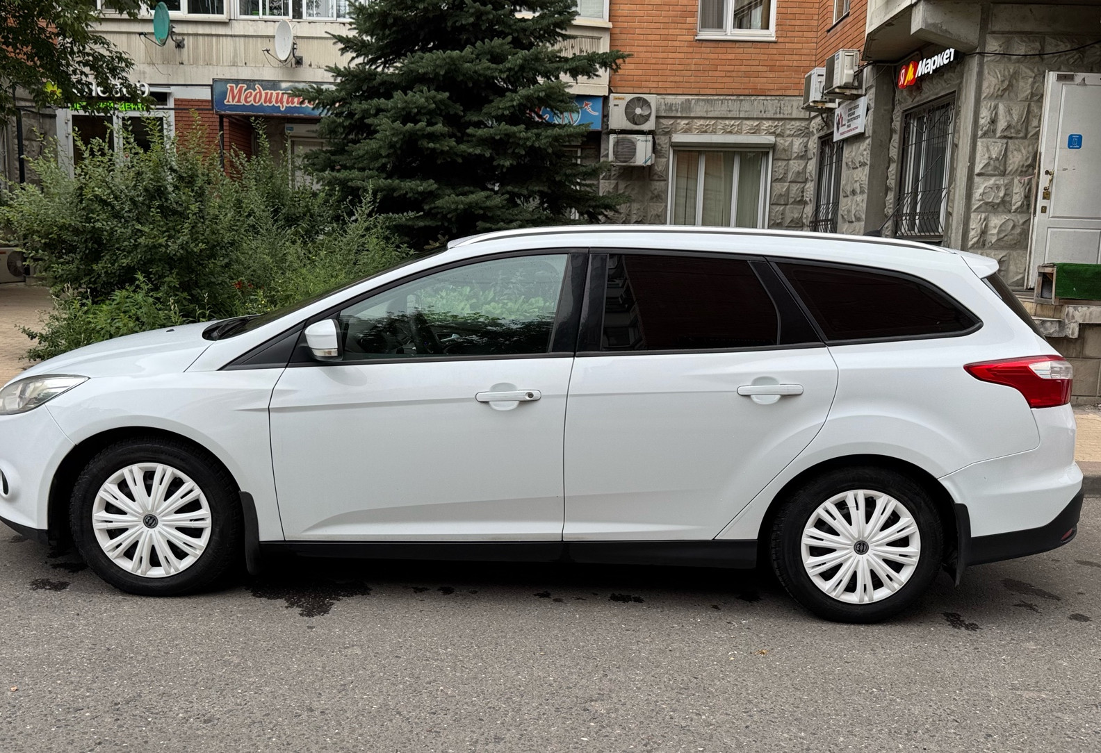 Аренда ford focus 2012 года в городе Москва Электрозаводская от 2400 руб./сутки, передний привод, двигатель: бензин, объем 1600 литров, ОСАГО (Впишу в полис), без водителя, недорого, вид 3 - RentRide