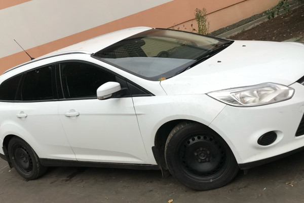 Прокат авто ford focus эконом класса 2012 года в городе Москва Электрозаводская от 2400 руб./сутки, передний привод, двигатель: бензин, объем 1600 литров, ОСАГО (Впишу в полис), без водителя, недорого - RentRide